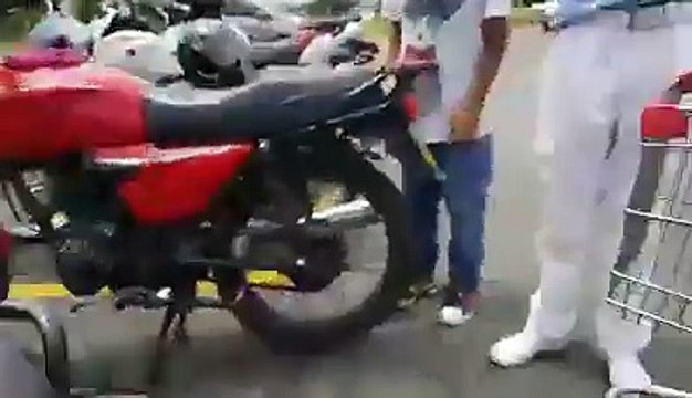 Lo sentono guaire da sotto la sella, quello che trovano è agghiacciante