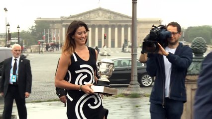 Roland-Garros - Muguruza présente son trophée à Paris