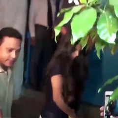 Shahrukh Khan meeting his young Fans