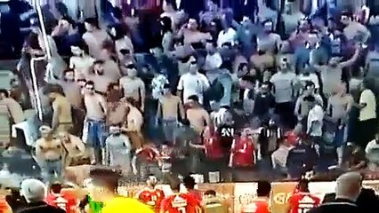 Jogador do Benfica salva criança de confusão nas bancadas