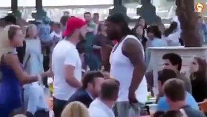 Un homme harcèle une femme alors que son mari est juste à côté !