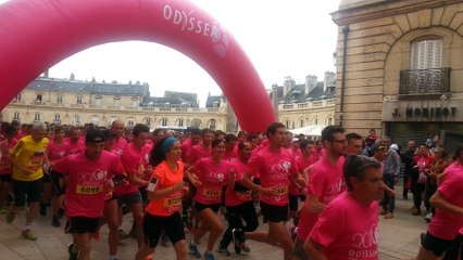 Le départ du 10 km de l'Odyssea Place de la Libération à Dijon
