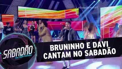 Bruninho e Davi cantam no palco do Sabadão