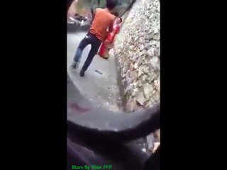 Chắc chắn có một đứa tàng hình nào đó đang chọc lét ảnh nên không đứng im được :3