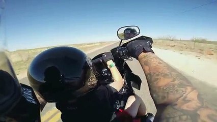 Un gamin de 6 ans conduit une Harley Davidson