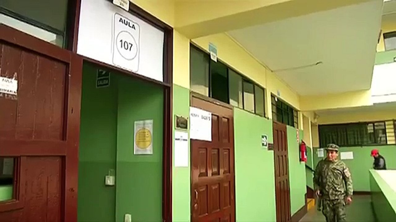 Peruvians vote in tight election