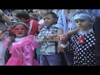 Report TV - Korça shkëlqen nga karnavalet, zgjerohet parada e koncepti artistik