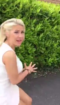 Il s'amuse à faire peur à sa copine avec des insectes imaginaires