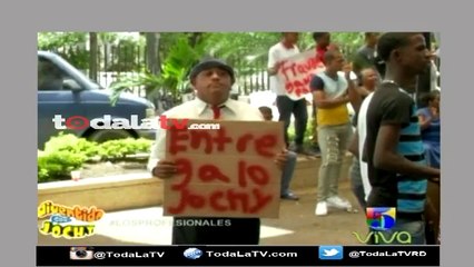 Los manifestantes del Pacha frente a Telemicro para reclamar Soberano- Divertido con Jochy-Video