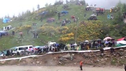 Güreş Alanının Dışına Kaçan Boğa Vatandaşlara Zor Anlar Yaşattı