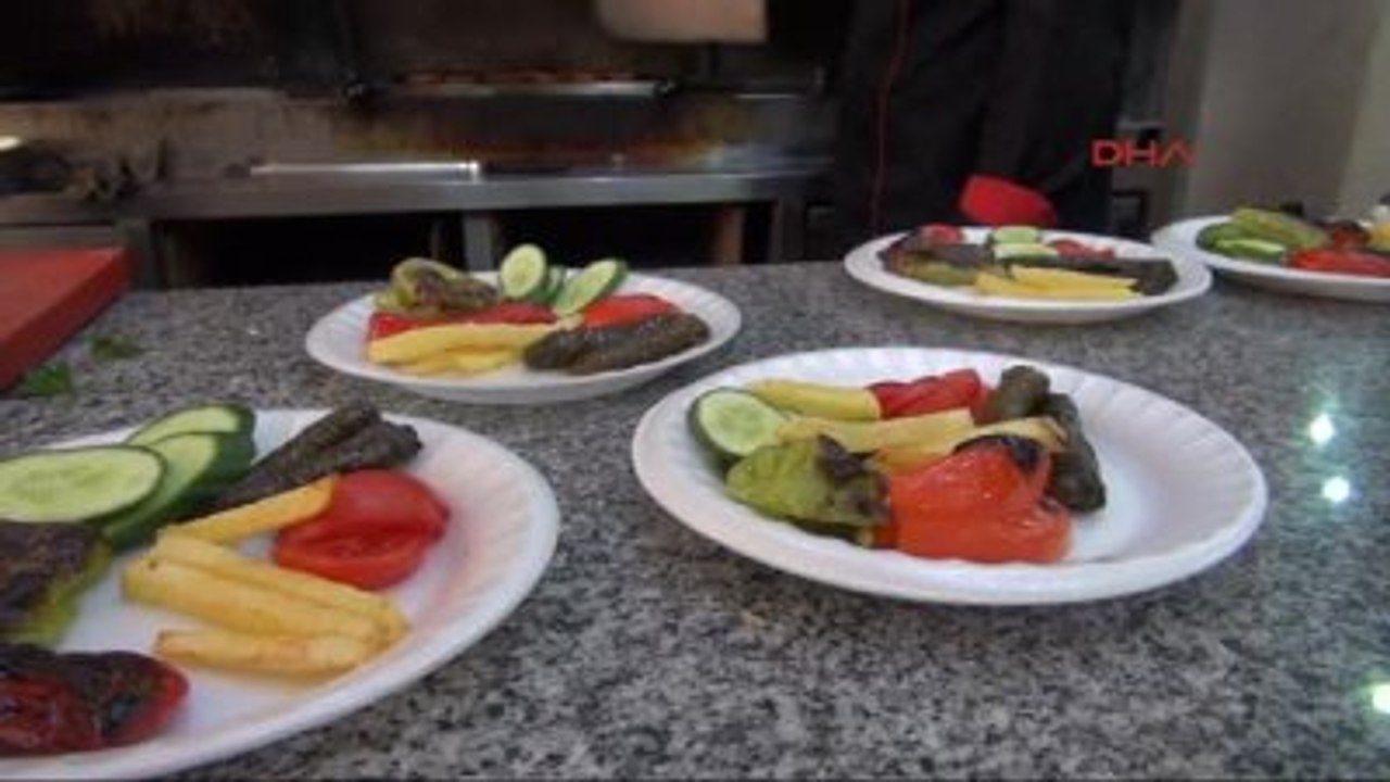 Şanlıurfa?da Hasta 75 Çocuğa Çikolata ve Dondurma Ziyafeti