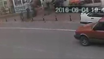 Balkondan Düşen Çocuk Havada Tutularak Kurtarılma Anı (2)