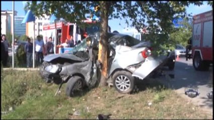 Otomobil Ağaca Çarptı: 1 Ölü, 1 Yaralı