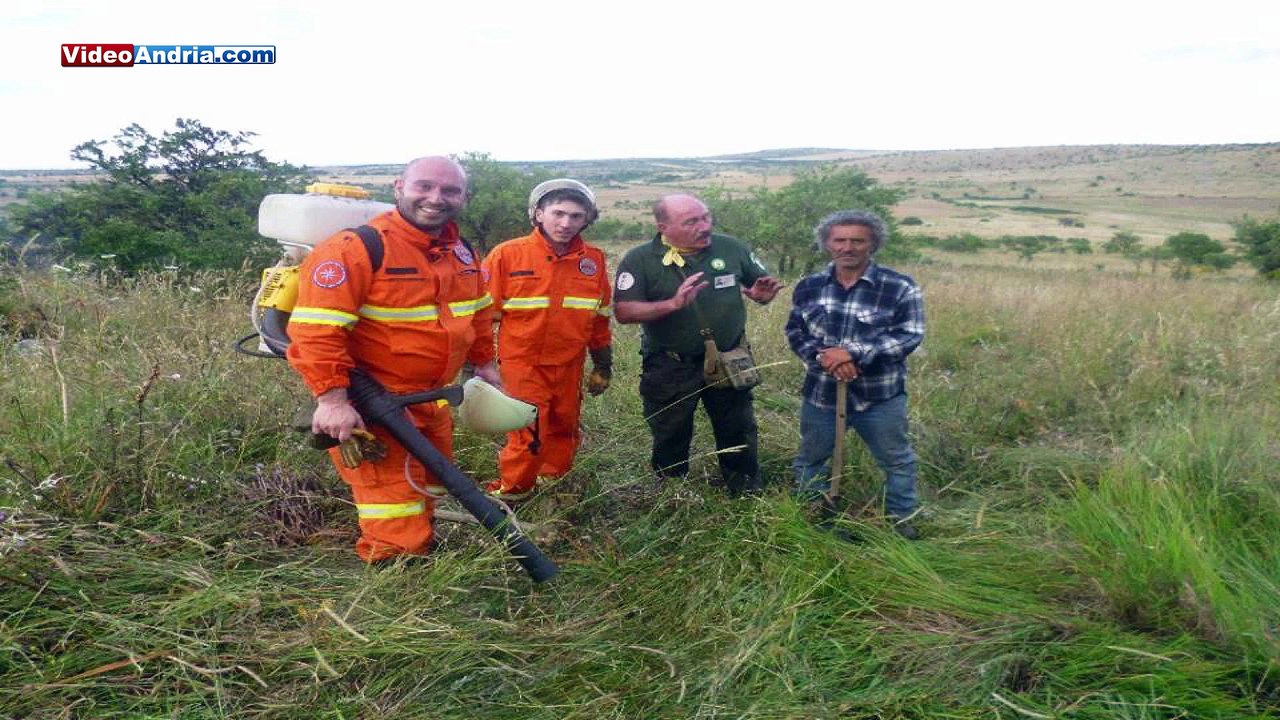 Incendio nell'Alta Murgia, i volontari spengono le fiamme a bordo di trattori