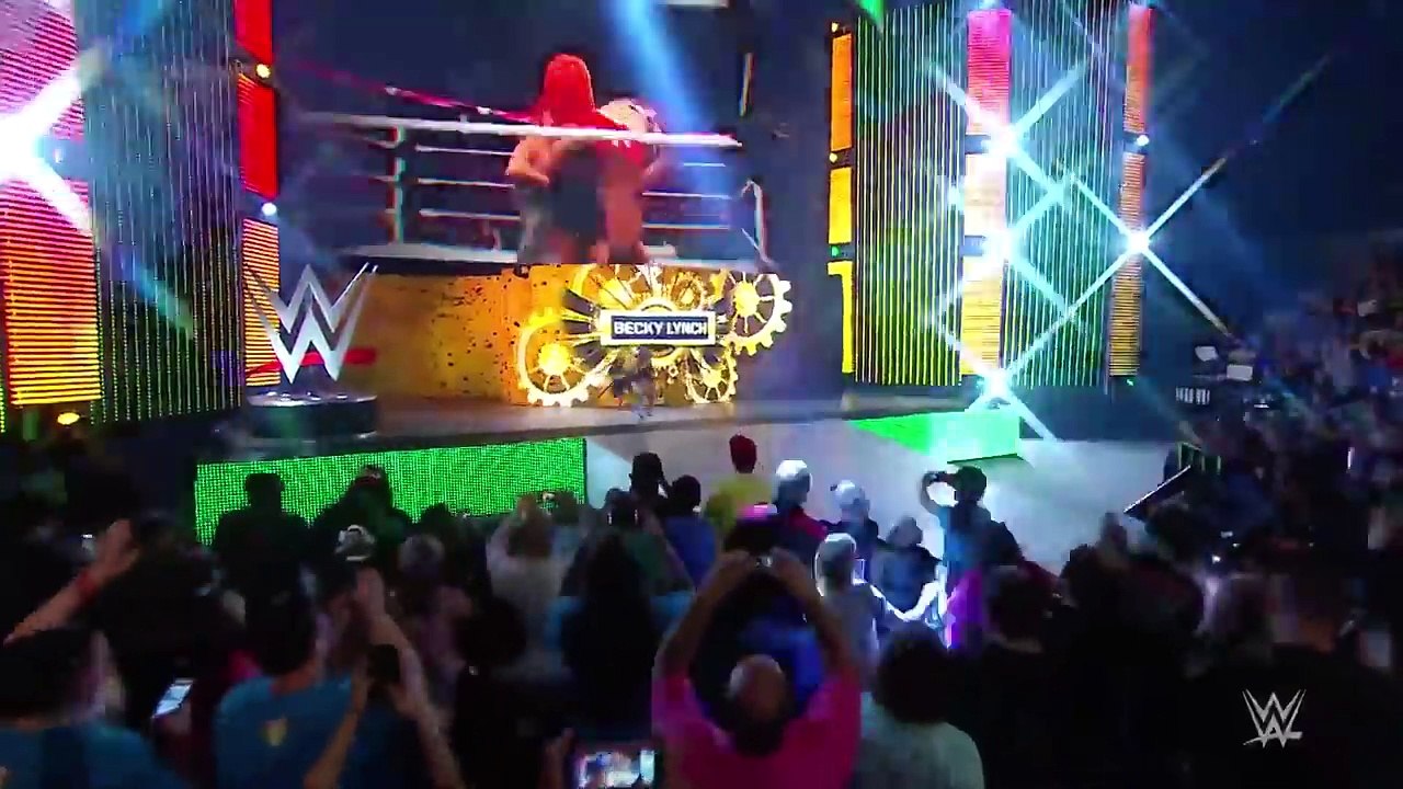 Becky Lynch vs Charlotte (w/ Dana Brooke)