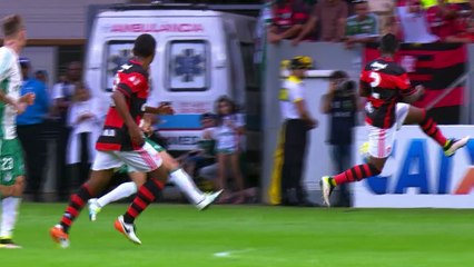 Léo Duarte desvia bola com a mão, mas juiz não vê penalidade, aos 19 do 2º tempo