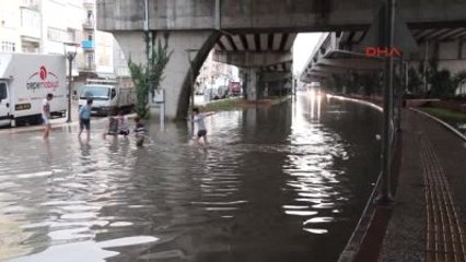 Samsun - Yağmur Suyu Nedeniyle Kapanan Ana Yolda Suyla Oynadılar