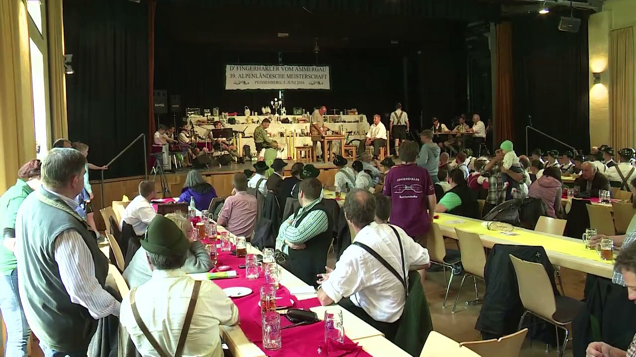 Fingerhakel-Meisterschaft: Traditionelles Über-den-Tisch-Ziehen