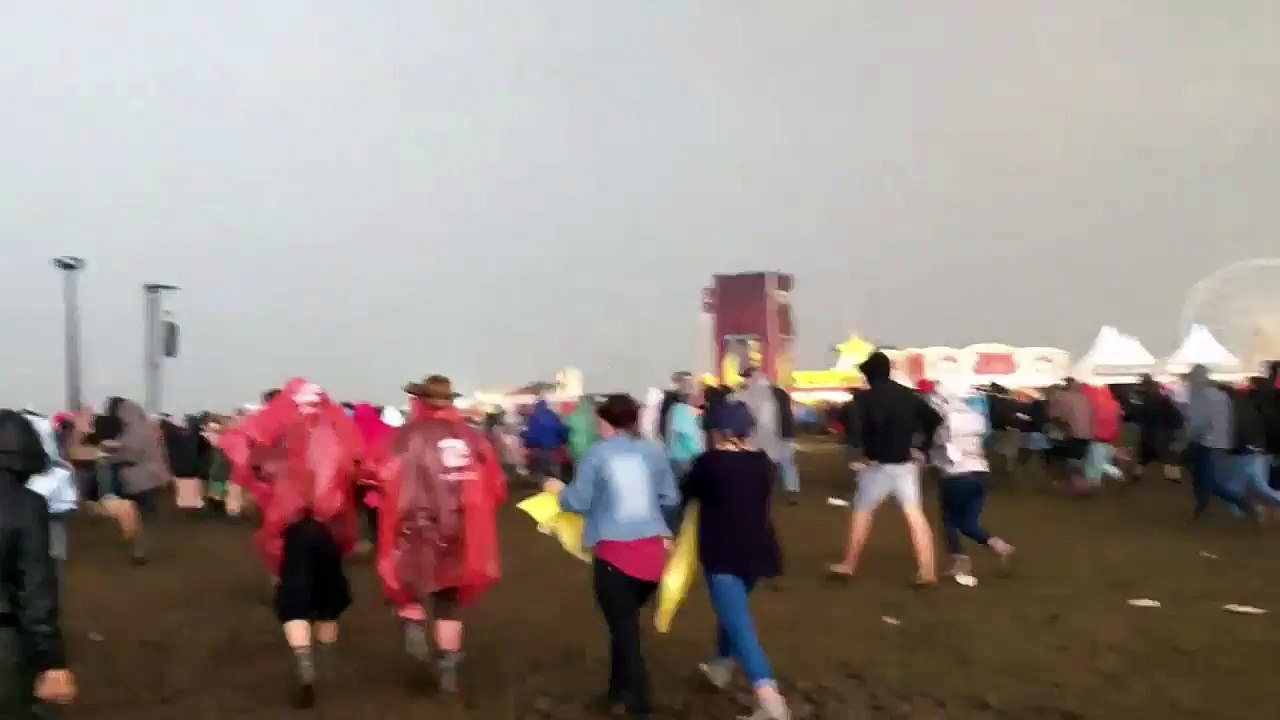 Rock festivalinde yıldırım düşme anı canlı izle - Almanya Rock am Ring
