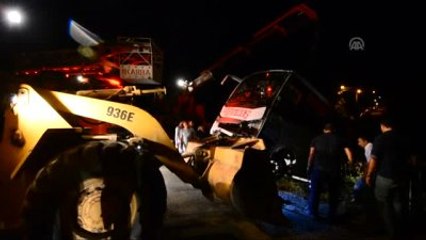 Osmaniye'de Sulama Kanalına Devrilen Midibüs Çıkarıldı