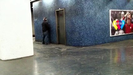 Comment uriner "discrètement" dans le RER (Paris, Gare de Lyon)