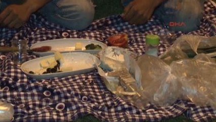 İzmir Yolda Çalışan İşçiler, Orta Refüjde Sahur Yaptı