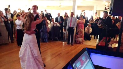 Taylor Swift chante et joue du piano lors d'un mariage.. Surprise !