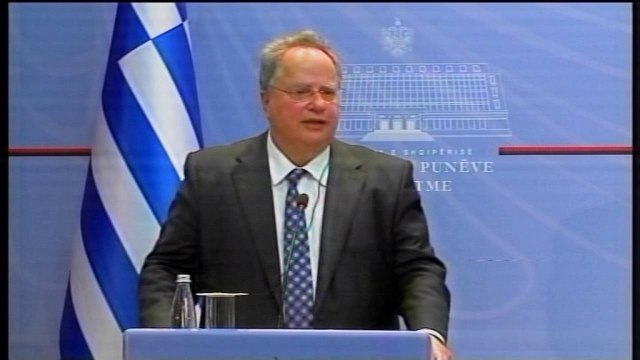 KOTZIAS NE TIRANE PRITET ME PROTESTA, REFUZON ÇESHTJEN ÇAME, NUK JEMI NE LUFTE LAJM