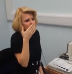Mulher surda chora ao ouvir pela primeira vez.