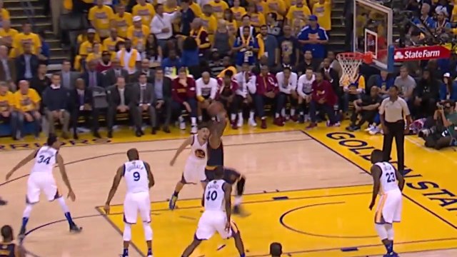 LeBron James enchaîne un crossover avec un gros dunk