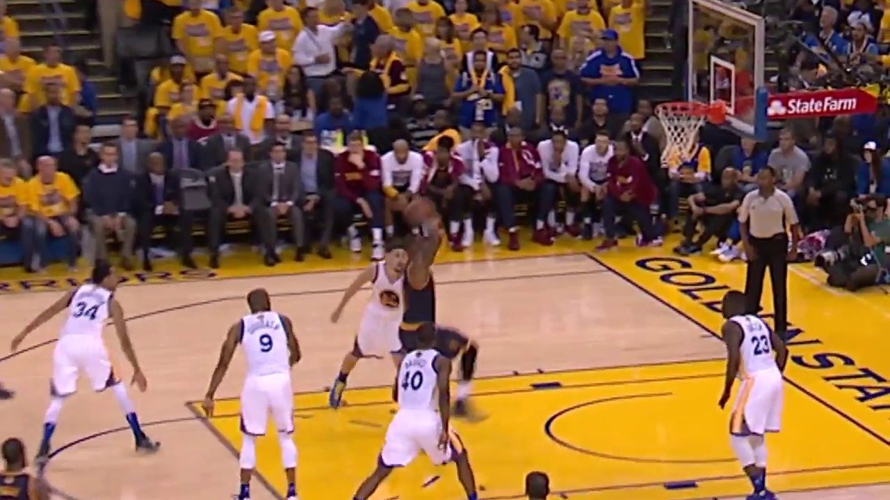 LeBron James enchaîne un crossover avec un gros dunk