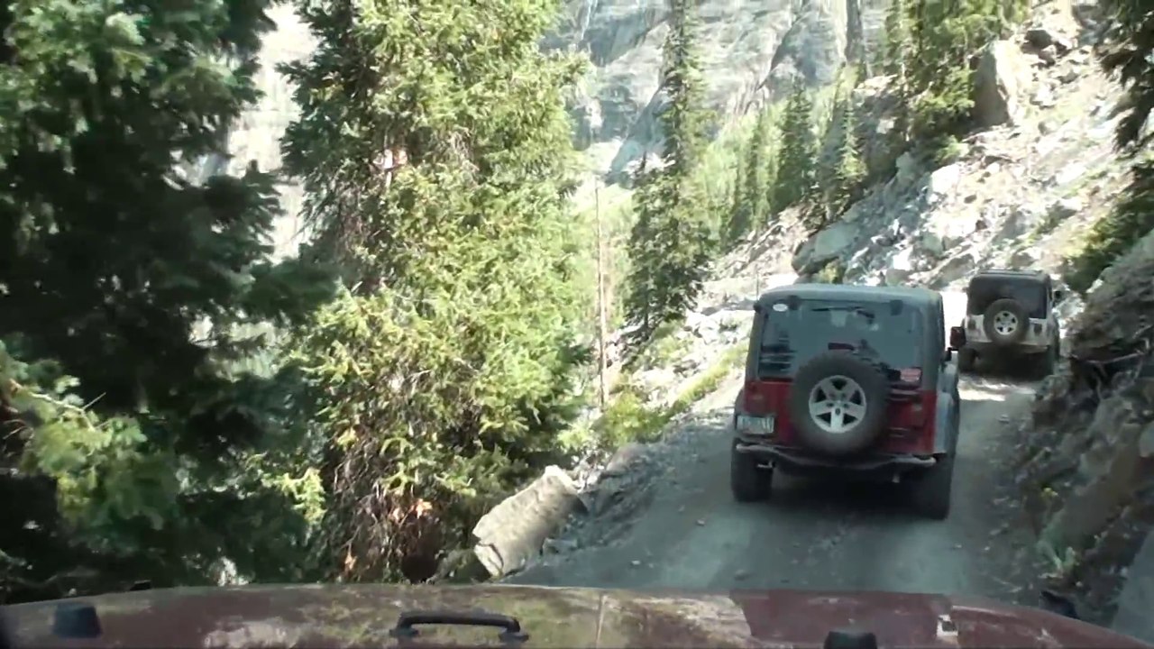 Conduite au bord de ravins sur une route défoncée dans le Colorado