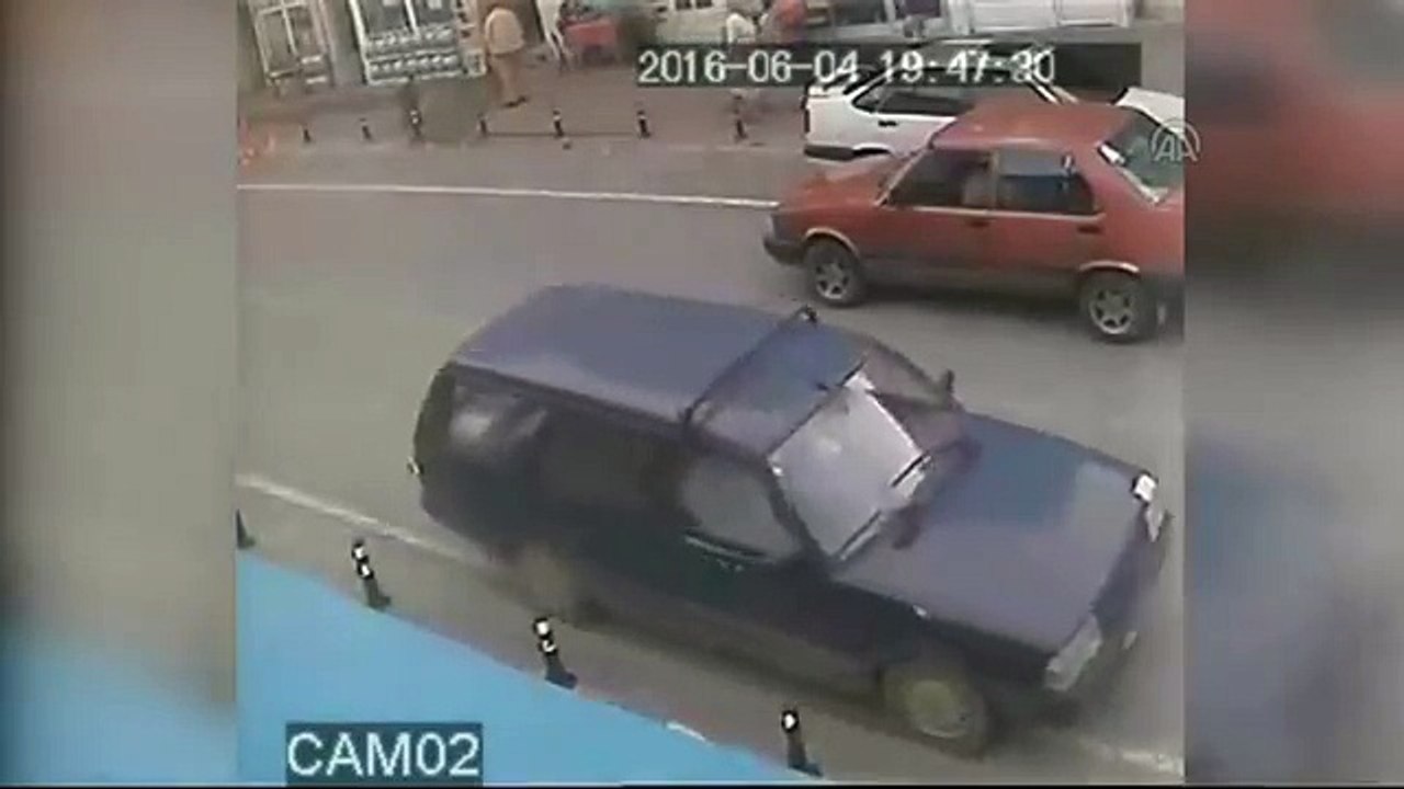Balkondan düşen çocuğu havada yakaladı