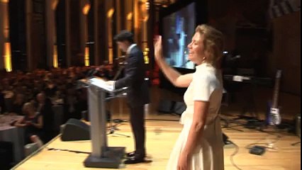 Скачать видео: PM Justin Trudeau and his wife Sophie Gregoire Trudeau appeared together on stage at the annual Press Gallery Dinner to sing