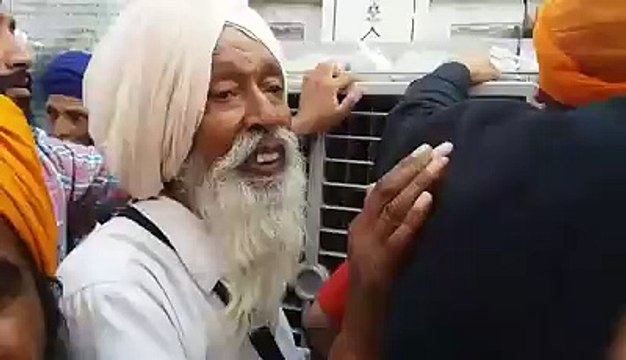 Video: ੲਿੱਕ ਬਜ਼ੁਰਗ ਸਿੱਖ, ਖ਼ਾਲਿਸਤਾਨ ਦੇ ਨਾਅਰੇ ਦਾ ਜ਼ਿੰਦਾਬਾਦ ਨਾਲ ੳੁੱਤਰ ਦਿੰਦੇ ਹੋੲੇ।