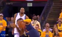 LeBron James place un coup de coude dans les couilles d'Andre Iguodala