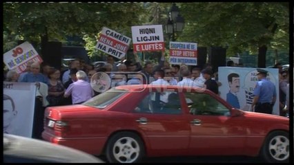 Kotzias sot në Tiranë, pritet me protesta nga Shoqata Çamëria