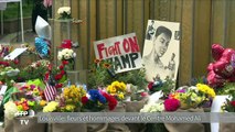 Louisville: fleurs et hommages devant le Centre Mohamed Ali