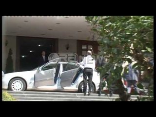 Vizita në Tiranë - Protesta e çamëve para Ministrisë së Jashtme, Kotzias hyn nga dera dytësore