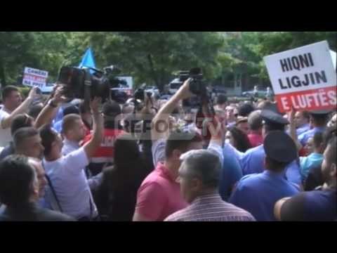 Report TV - Ministri grek Kotzias pritet me protesta dhe tension në Tiranë