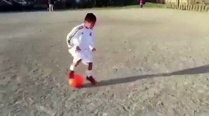 Vous n'arriveriez pas à prendre le ballon à ce minot !