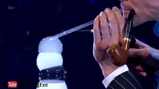 Un envoûtant numéro avec un sculpteur de bulles