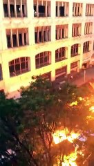 Elle filme 4 voitures tomber en même du 4e et 5e étage d'un parking