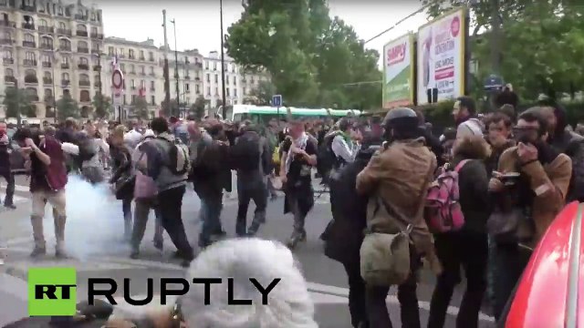 Le jet de grenade d'un policier blesse grièvement un photographe lors de la manifestation du 26 mai
