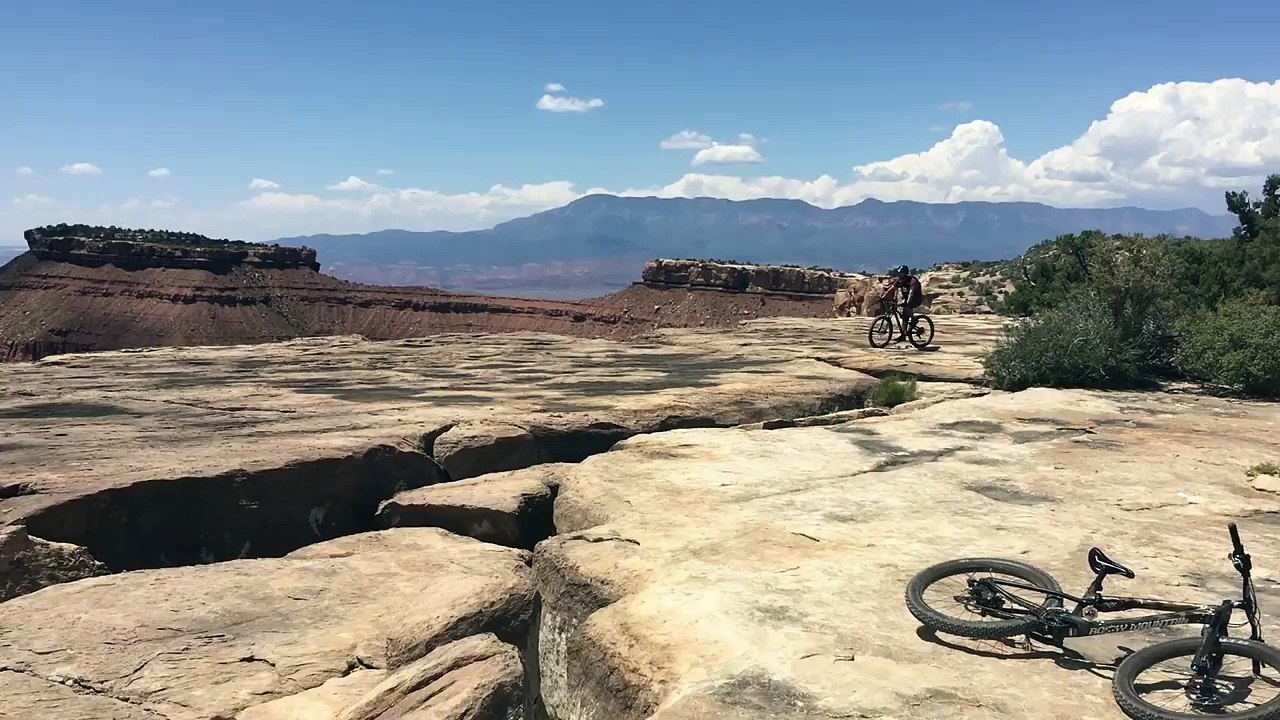 Un cycliste frôle la mort en chutant au bord d'une falaise