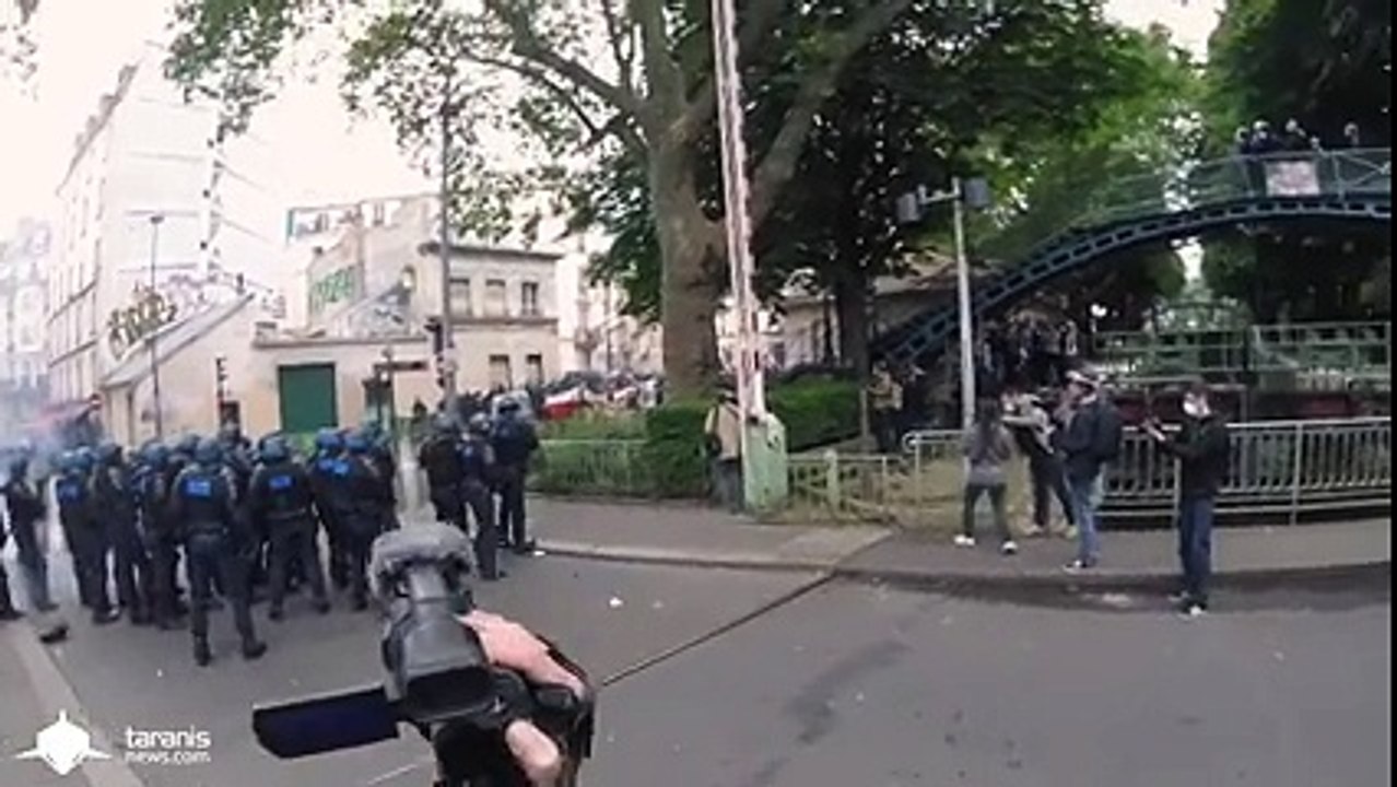 Un CRS joue au foot pendant les manifestations