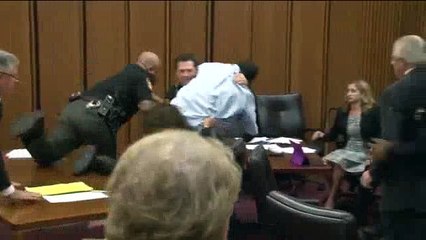 Le père d'une victime d'un tueur en série se jette sur le meurtrier en plein procès - Regardez