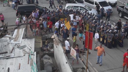 Vecinos de una barriada se oponen a la demolición de sus casas en Filipinas