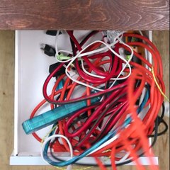 Il fait deux trous dans un bouchon de liège... La raison est géniale !