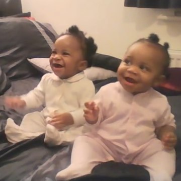 Des jumelles dansent et sourient au son de la voix de leur maman